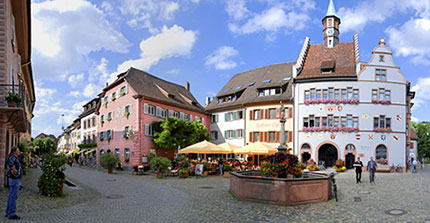Marktplatz und Rathaus Staufen im Breisgau